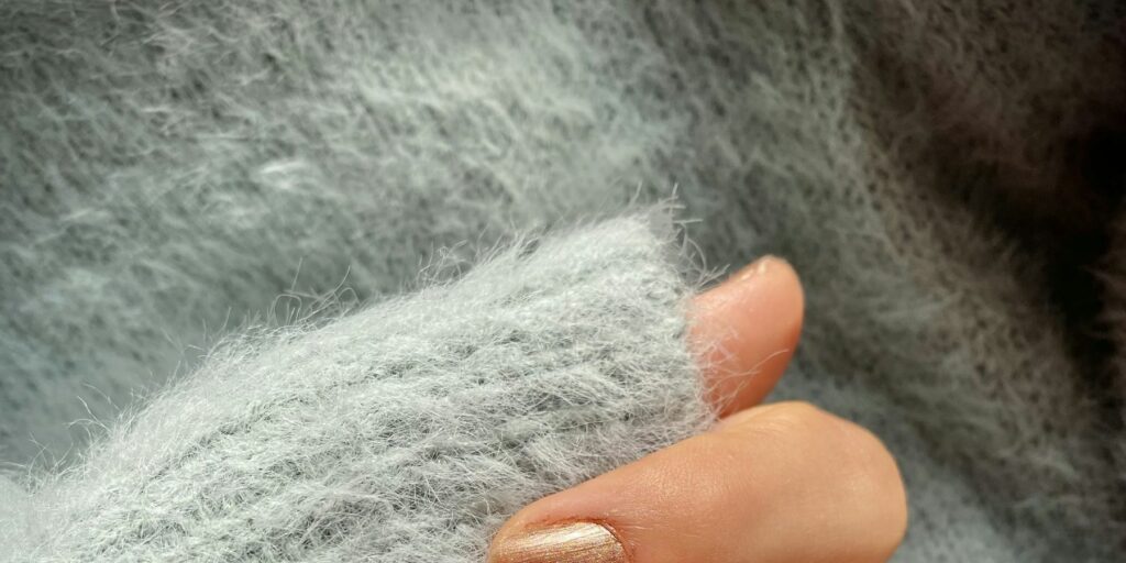 Bàn tay được làm móng với màu sơn nổi bật, ảnh tham khảo cho Huyền Ruby Nail Academy.